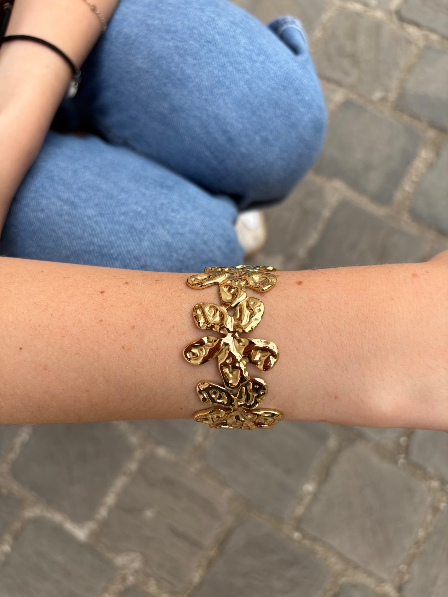Bracelet Manchette Anthéa - Fleurs Martelées Entrelacées