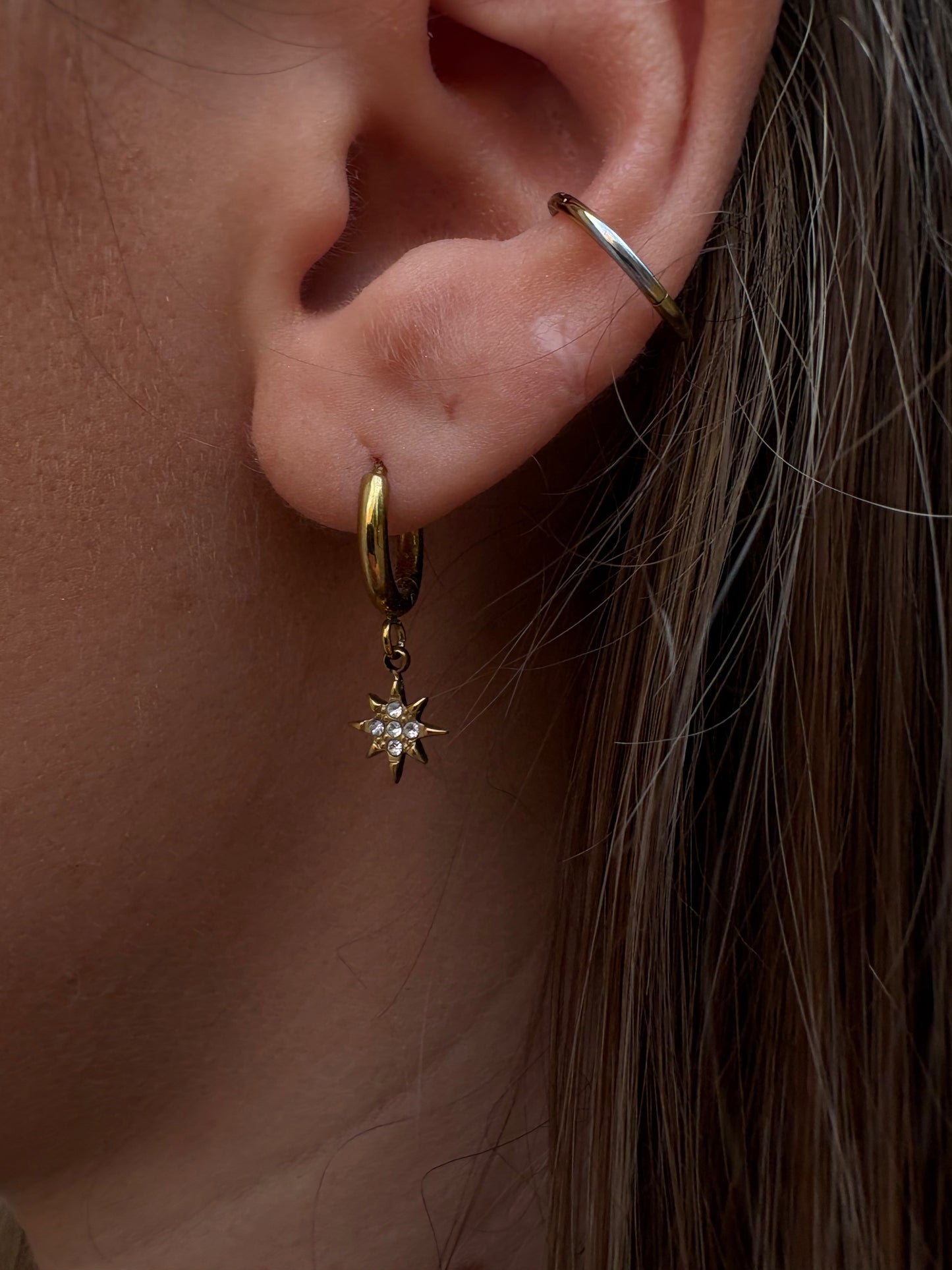 Boucles d'Oreilles Créoles Stella - Étoiles en Strass Dorées